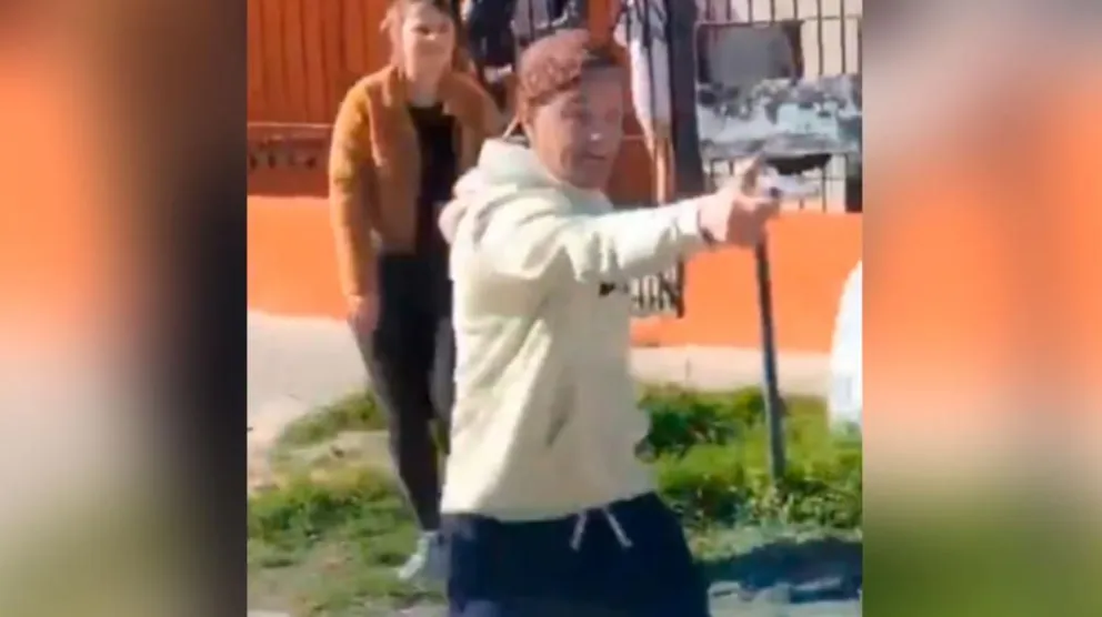Video: un hombre con arresto domiciliario, salió armado a la calle y disparó a sus vecinos