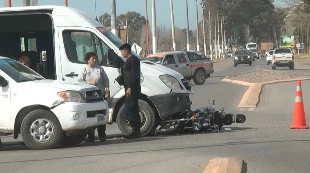 Una camioneta que trasladaban a personas con discapacidad colisionó con un motociclista