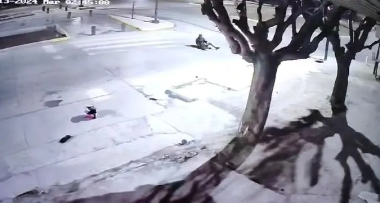 Im&aacute;genes de las c&aacute;maras de seguridad en Avenida Argentina | foto captura video gentileza