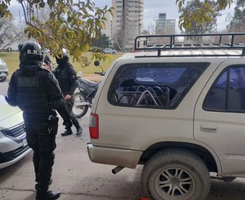 Rompió la luneta de una camioneta para robar y fue detenido
