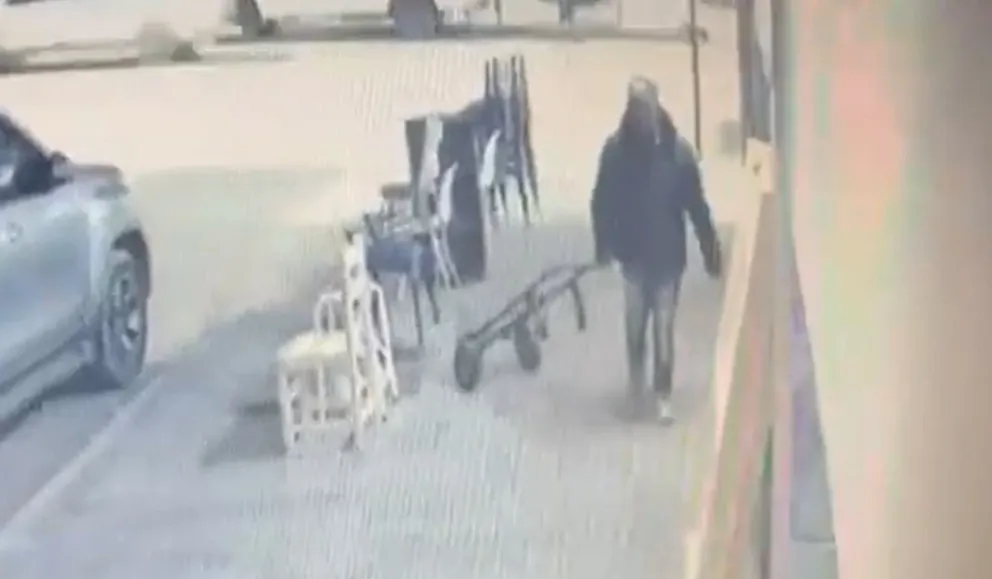 Video: en un abrir y cerrar de ojos se robó un carrito de un comercio de calle Esmeralda