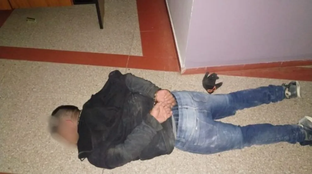 Entró por un boquete en el cieloraso y lo atraparon in fraganti