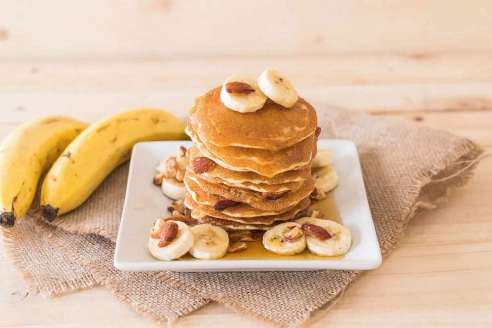 Hacé panqueques de banana, naranja y avena, sin lácteos y llenos de sabor
