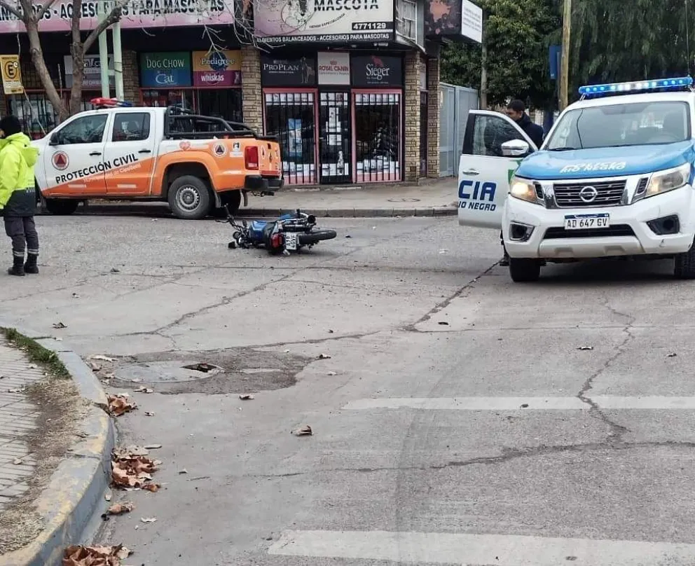 Fuerte colisión entre un auto y una moto en Saénz Peña y Alem