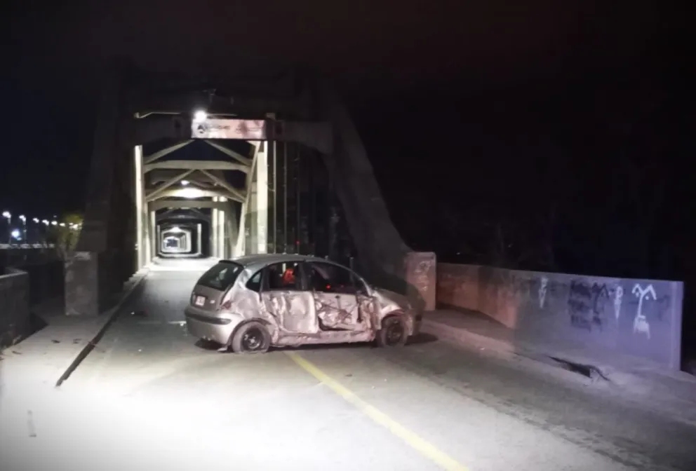Violento choque en el acceso al puente viejo: destruyó el auto pero salió ilesa