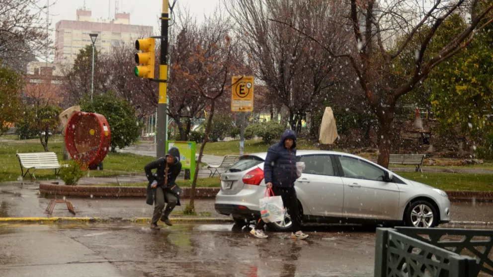 ¡Qué frío! Nevadas y aguanieve sorprendieron está tarde a la ciudad 