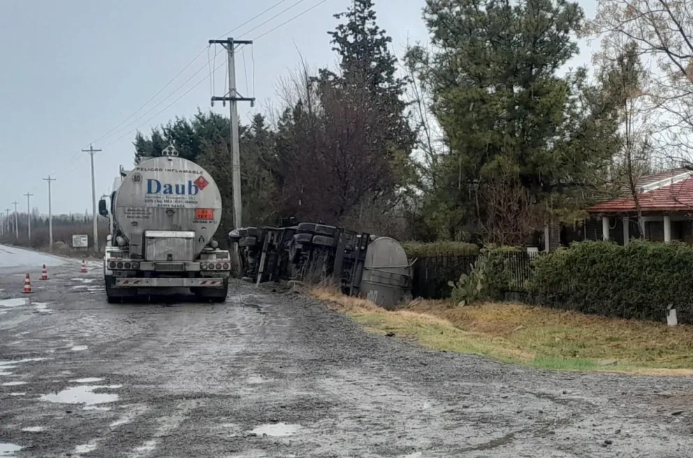 Camión volcó por el estado de la ruta 22