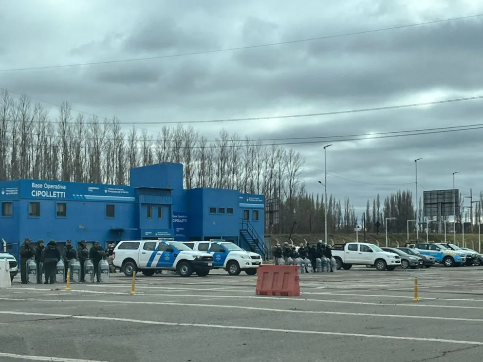 Mañana de movilizaciones: Gendarmería y Policía ya se encuentran en el puente carretero