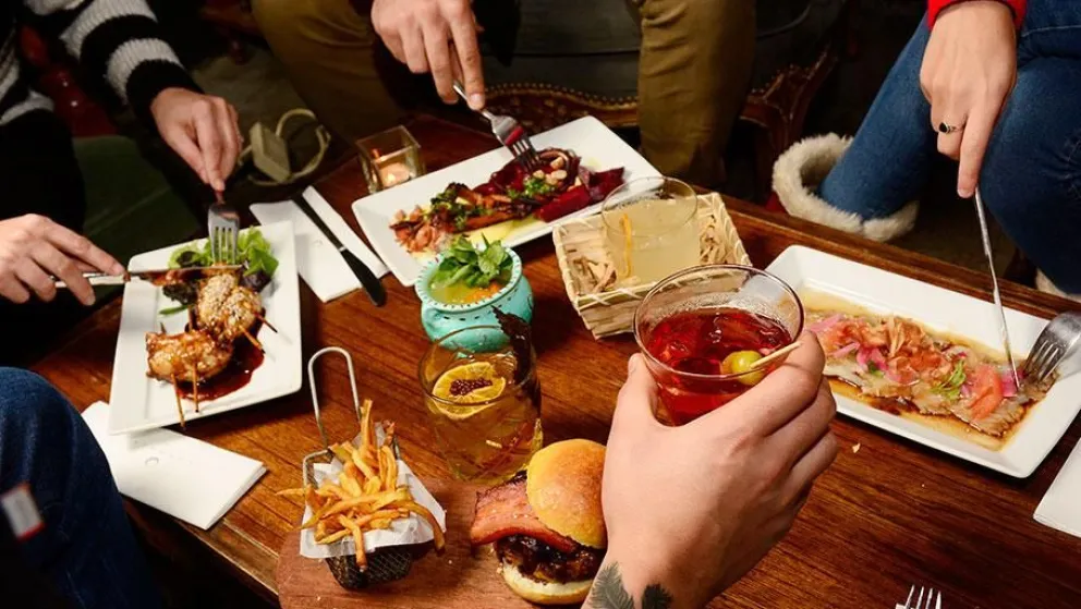 Insólito: tendrá que pagar el equivalente a 780 cafés por reproducir música en su local gastronómico