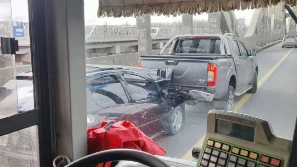 Hubo demoras en el puente carretero Cipolletti-Neuquén  tras el choque entre un auto y una camioneta