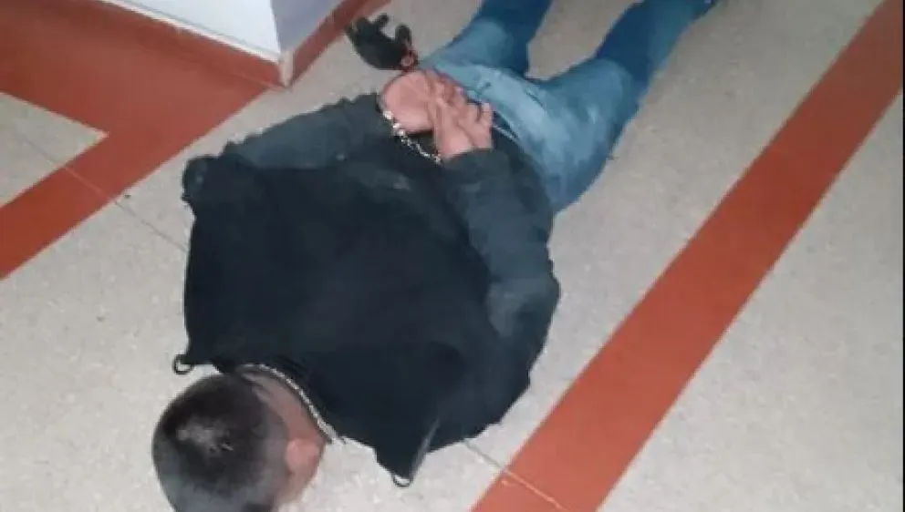 Hicieron un boquete en el techo, intentaron robar pero no pudieron: uno de ellos quedó detenido y otro está prófugo 