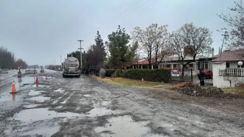 Operativo para retirar el camión: el corte es total sobre la Ruta 22 y desvían por ruta chica