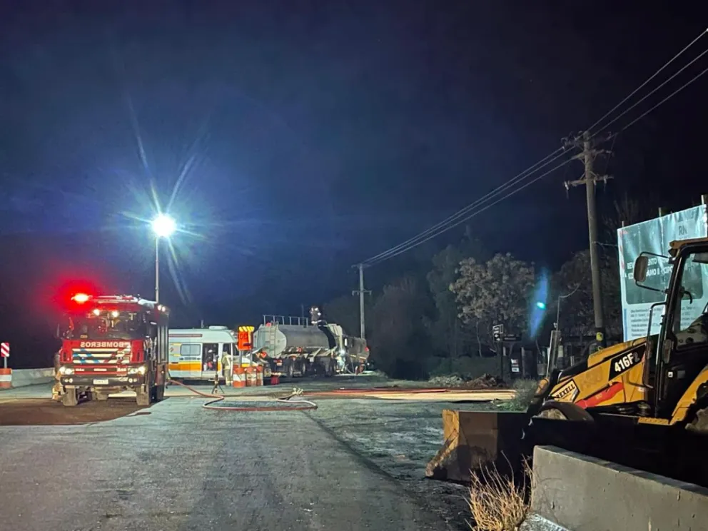  Continúa el caos en las rutas: gran operativo de remoción por el vuelco de un camión cisterna