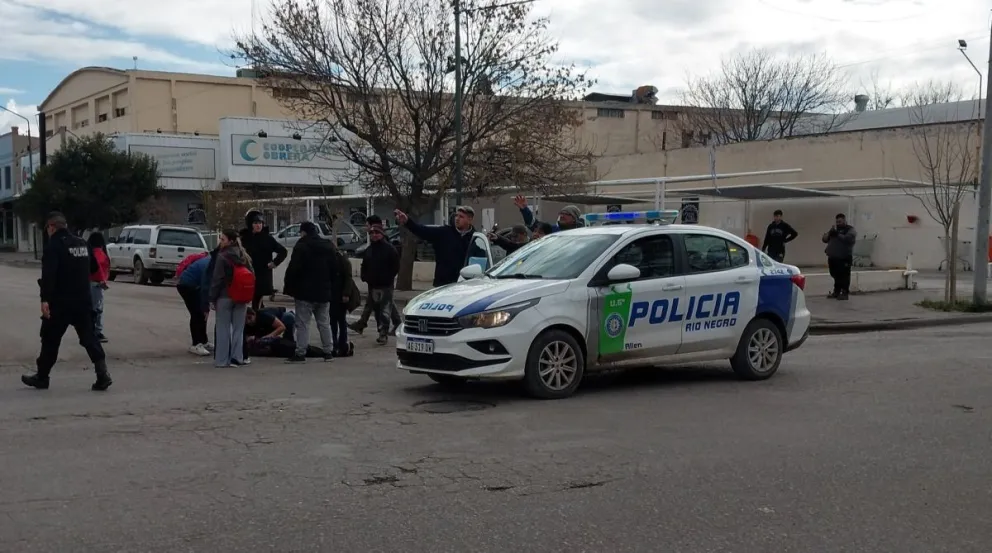 Dramático: una camioneta atropelló a un motocicista y escapó