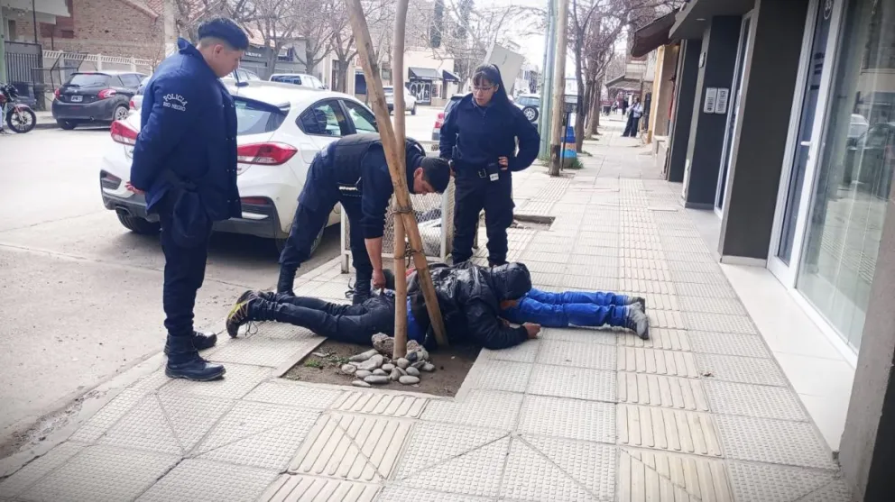 Trataron de robar una tienda en pleno centro y fueron detenidos por la policía