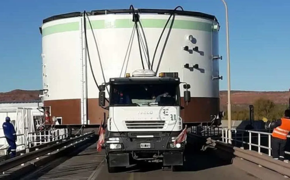 Advierten a los conductores por el transporte de tres tanques