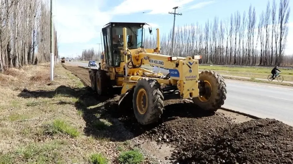 Realizan tareas de mejoramiento de las banquinas en Ruta Chica