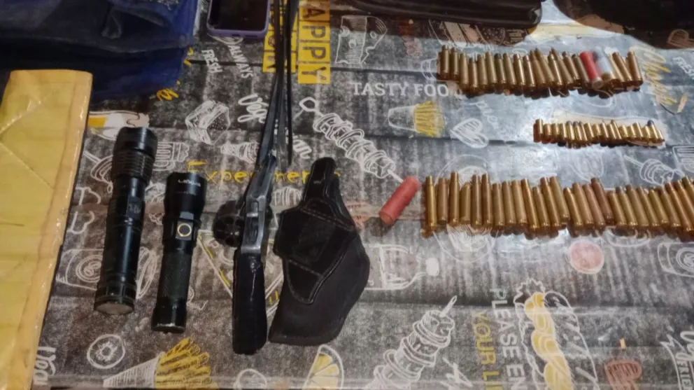 Vehículos robados, armas, cartuchería y chalecos antibalas fueron secuestrados en múltiples allanamientos