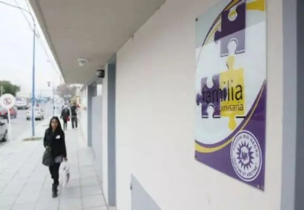 Una joven de Roca sufre violencia de género, no puede ver a su bebé y piensa encadenarse en tribunales