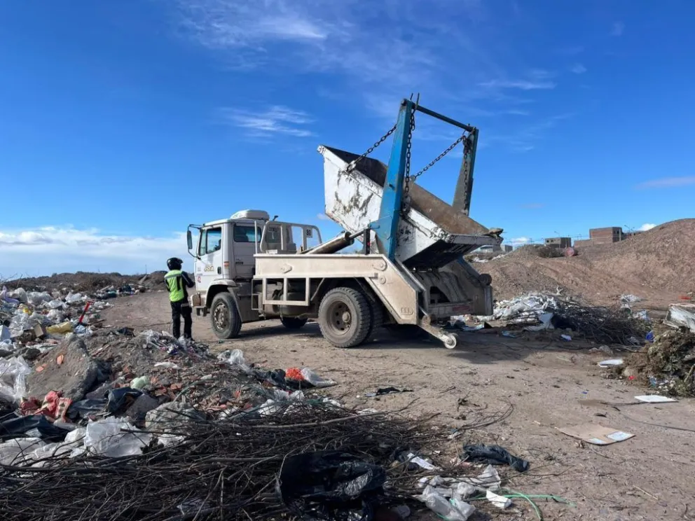Secuestran dos camiones que arrojaban basura en un sector de la barda