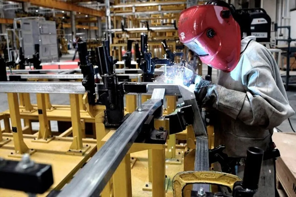 La industria pyme volvió a caer en julio: preocupación por el pago de los salarios