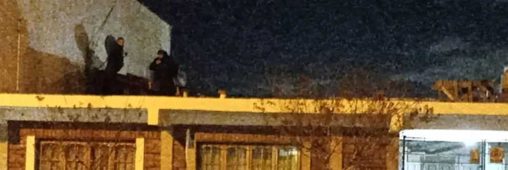 Capturaron a un hombre que intentaba ocultarse en el techo de una vivienda en pleno centro