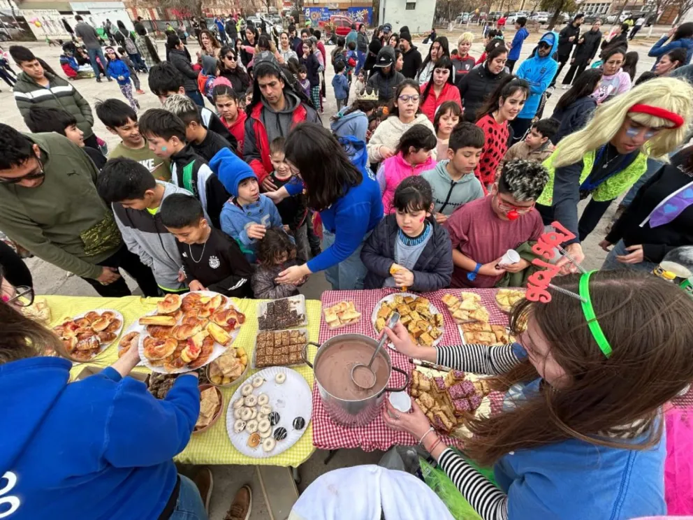  Un Aluvión de alegría inundó el playón de las 400 Viviendas por el Día del Niño