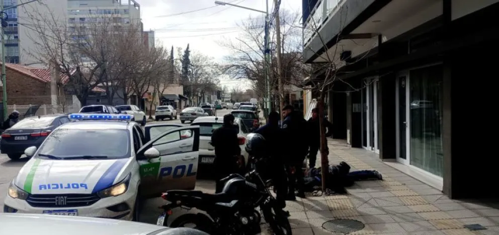La Policía detuvo a dos hombres mientras intentaban robar un comercio en pleno centro