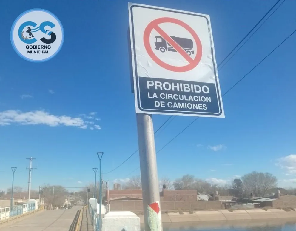 El problema de los camiones: un municipio multó a un conductor que dañó el puente principal