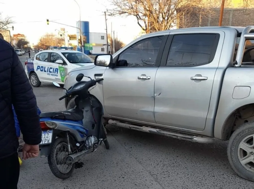 Impactante choque en la calle Esmeralda: un motociclista fue trasladado de urgencia