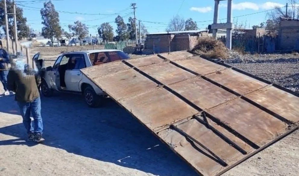 Intentaron pasar desapercibidos robando el portón de una bodega 