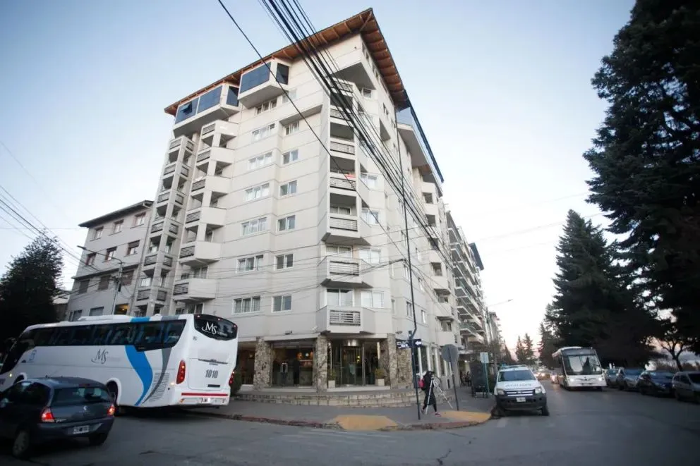 Un egresado sufrió una caída desde el sexto piso de un hotel de Bariloche: está grave
