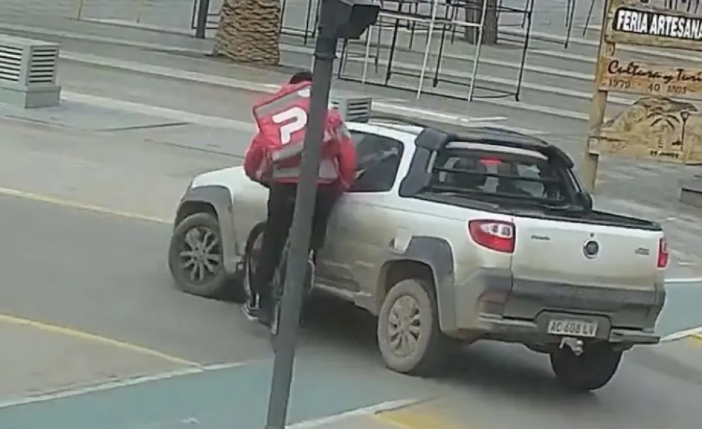 Maniobras temerarias : un conductor realizó un giro prohibido y atropelló a un ciclista 