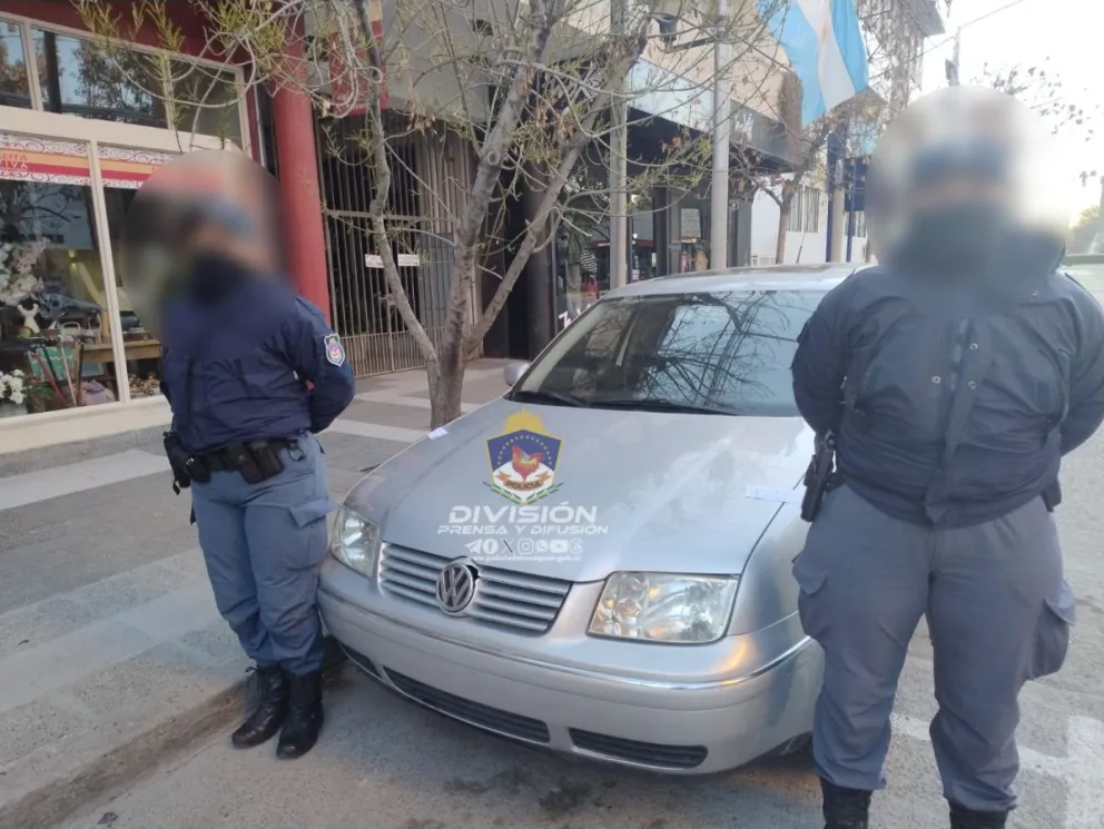 Manipulaban una pistola 9 mm en una zona bancaria  y quedaron detenidos