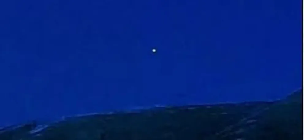 Extraña luz sobrevoló un cerro en Bariloche: el video que desató revuelo en redes sociales