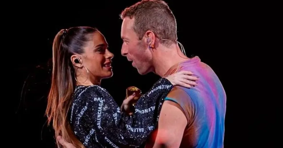 Chris Martin y Tini Stoessel desatan la locura cantando juntos en pleno centro de Dublín