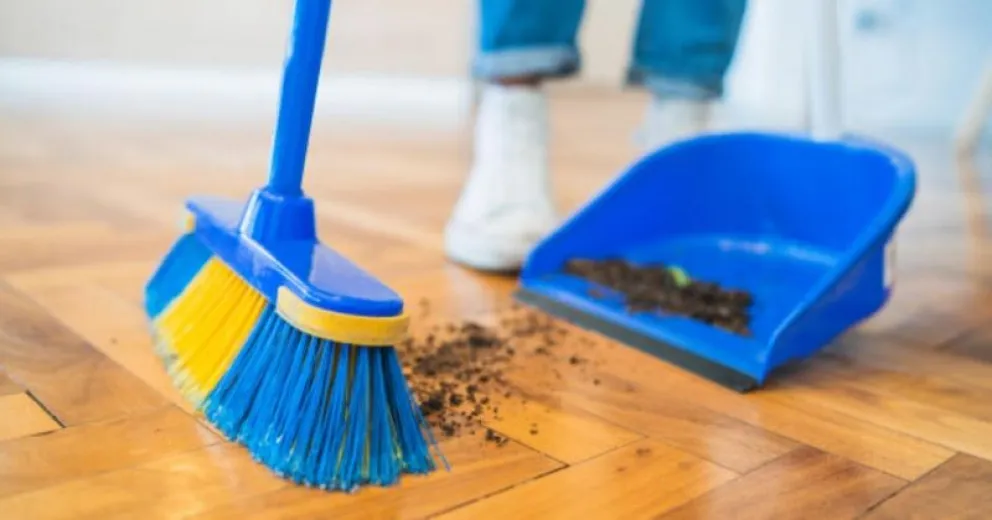 El revolucionario truco casero para barrer sin que quede una sola pelusa en el piso