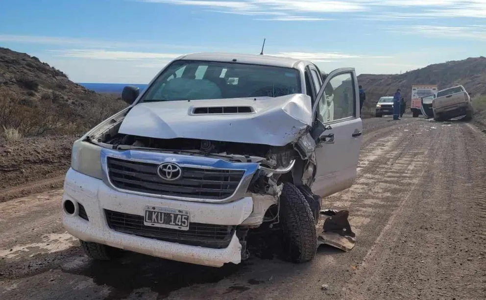 Apurados los muchachos: chocaron de frente en una picada petrolera