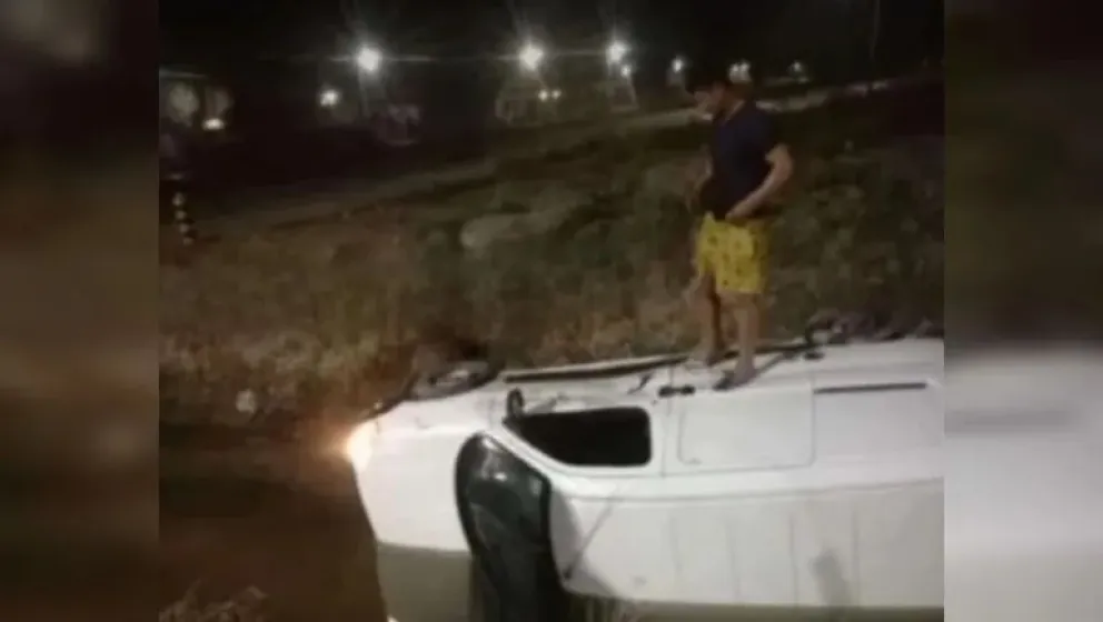 Por andar más rápido de lo necesario: derrapó y terminó con la camioneta dentro de un canal