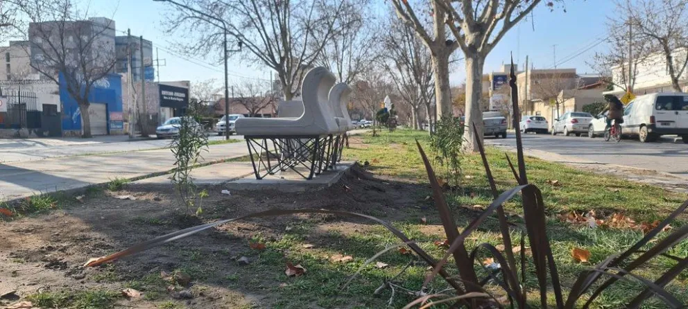 Cada vez más lindo el Paseo de Alem: avanzan la parquización e instalación de mobiliario urbano y cartelería 