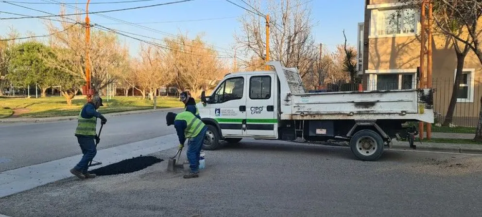 Las cuadrillas municipales siguen con tareas de bacheo en los barrios y el centro