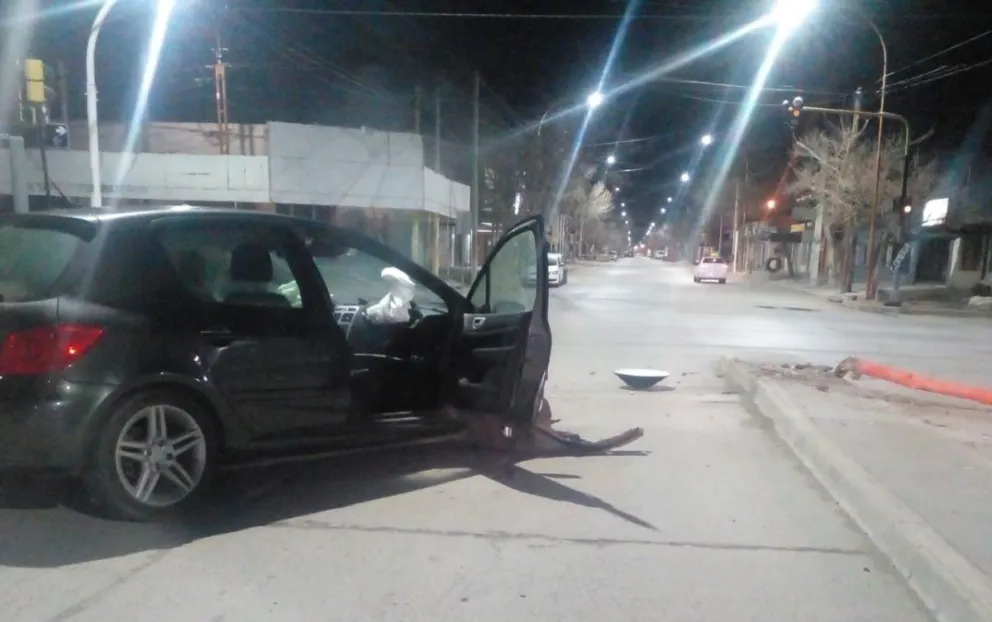 Violento choque frente a las 400 Viviendas durante la madrugada