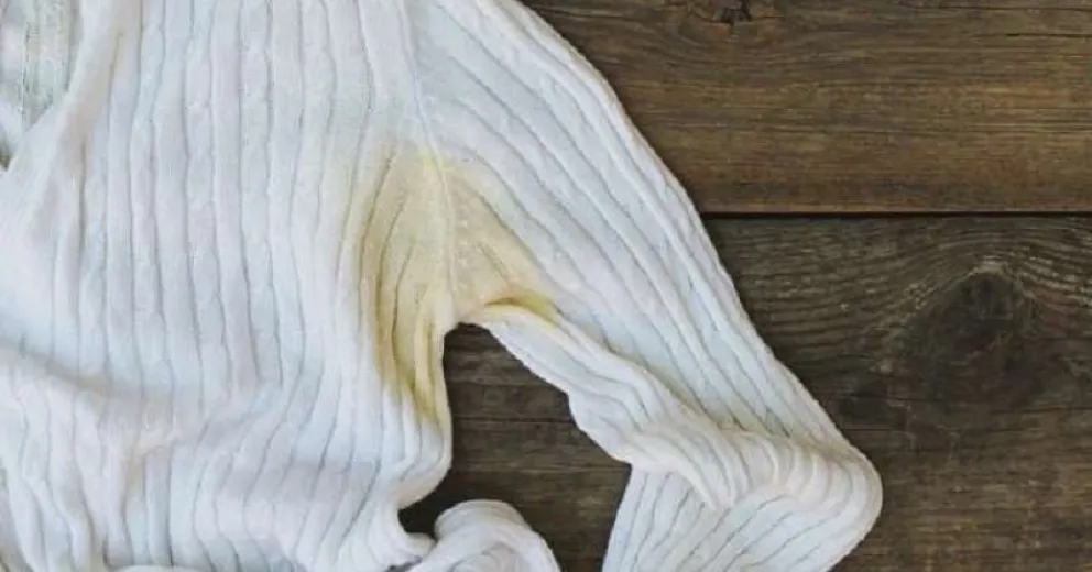 El truco casero para eliminar las manchas de sudor y desodorante de tu ropa