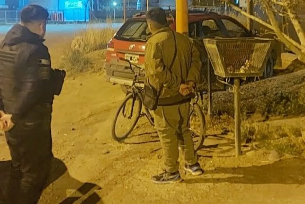 Lo atraparon cuando se llevaba un rollo del alambrado perimetral de una canchita