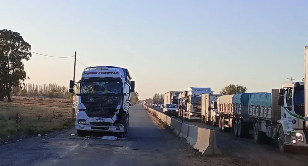 Un fuerte choque entre dos camiones complicó el tránsito por Ruta 22 esta mañana
