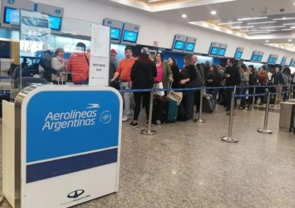 Dura advertencia del Gobierno: descontará el día y echará a pilotos de Aerolíneas Argentinas que paren