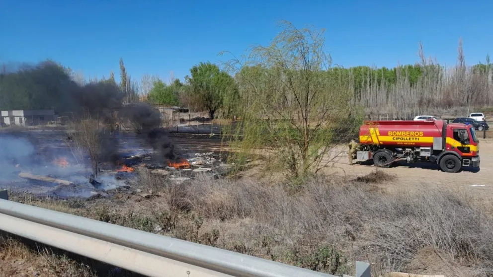 Trabajo a destajo para los bomberos: otros dos incendios por quema de pastizales