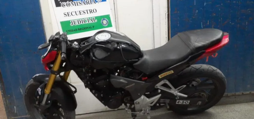 Transitaba por la Ruta 151 en una moto robada y se la secuestraron