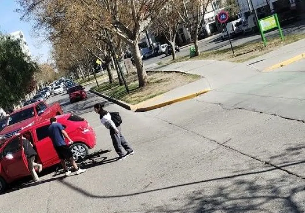 Otro choque en la ciclovía de Alem: un auto embistió a una bici