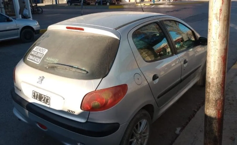 Le robaron hasta el azúcar: desvalijaron a un jubilado y huyeron en su auto